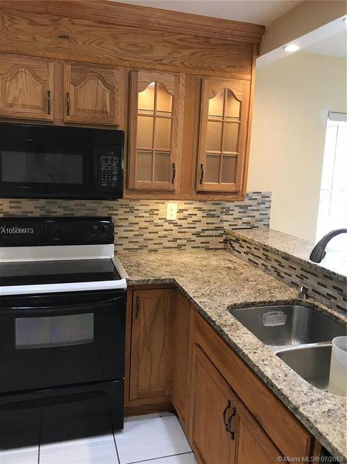 11227 SW 88th St - Photo 2 of 4