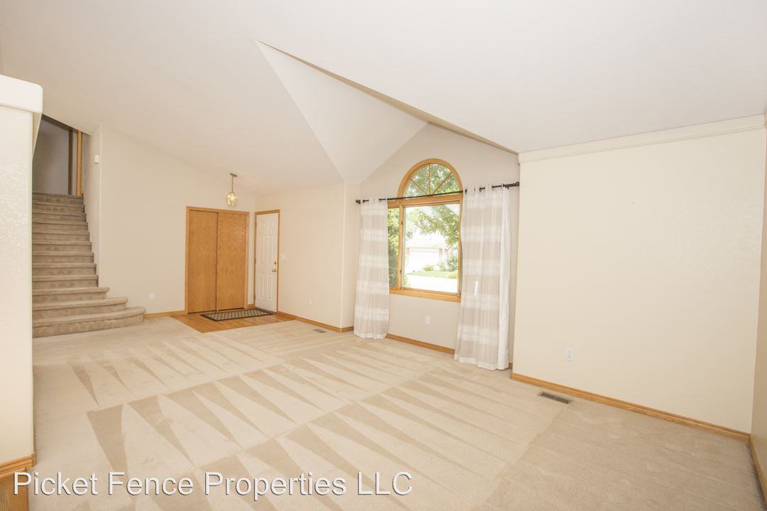 2221 Sunstone Dr - Photo 3 of 50