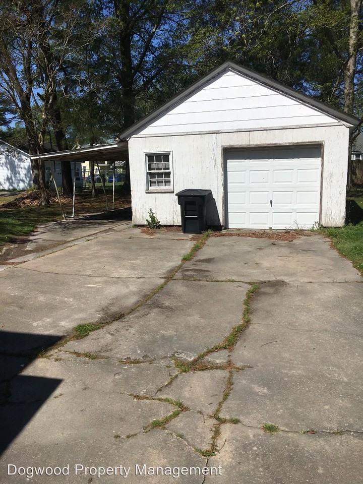 907 N Road St - Photo 2 of 11