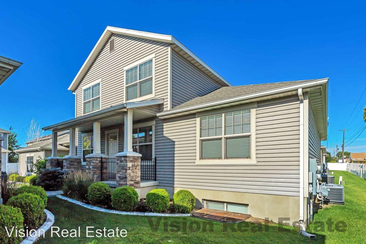 452 W 470 S - Photo 2 of 18