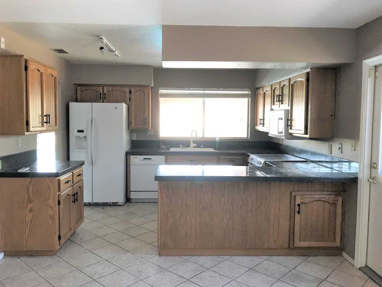 7327 S Willow Dr - Photo 3 of 9