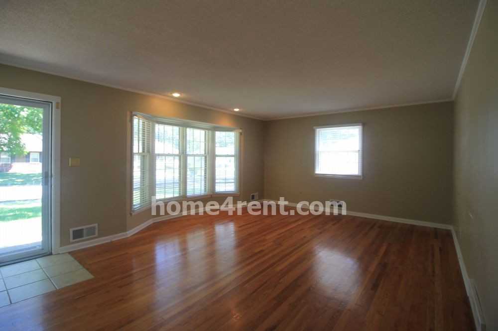 7609 W 96th St - Photo 2 of 23