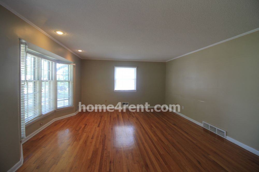 7609 W 96th St - Photo 3 of 23