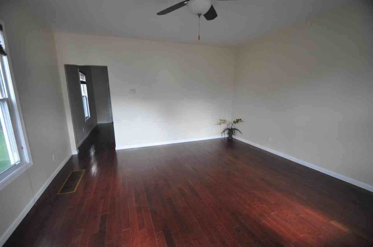 11143 Oak St - Photo 3 of 12