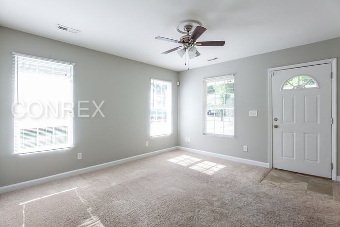 621 Voss St - Photo 2 of 8