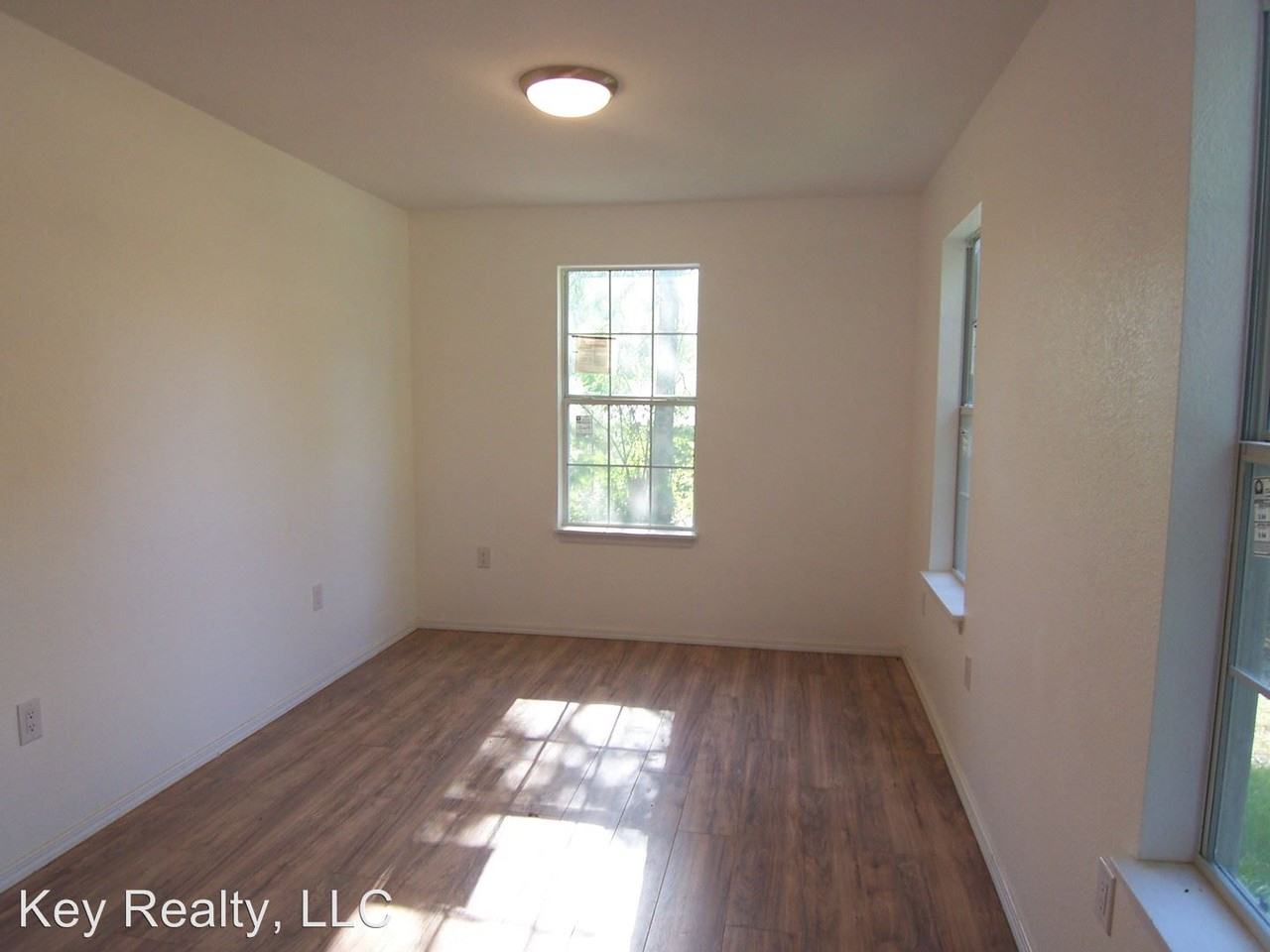 313 Smith St - Photo 2 of 5