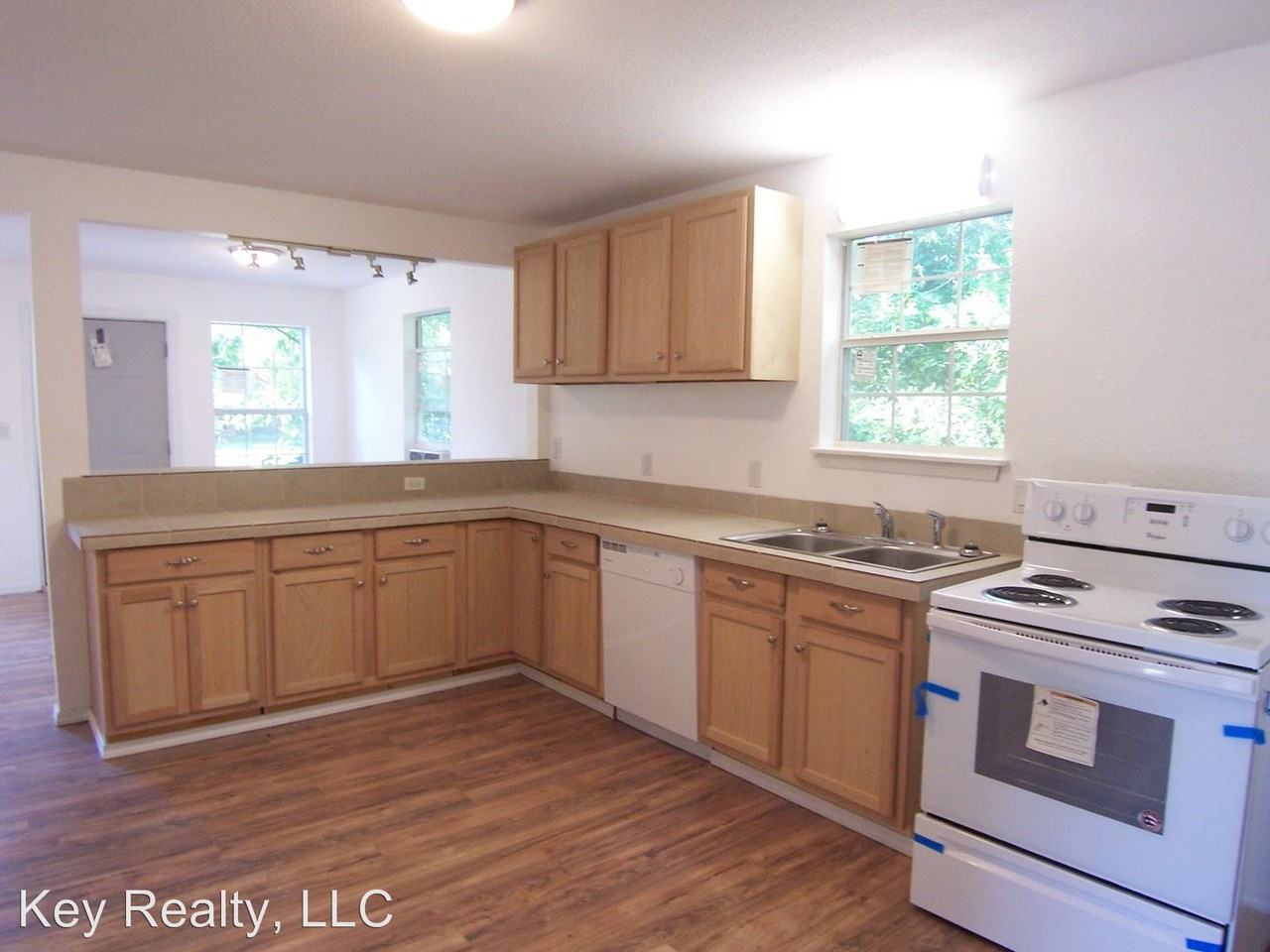 313 Smith St - Photo 3 of 5