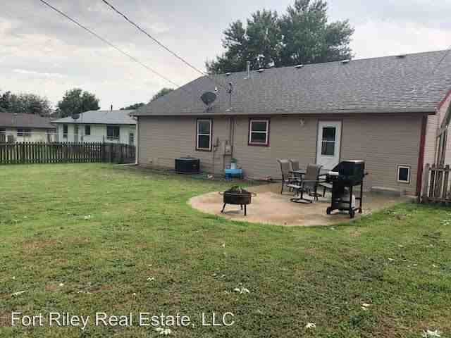 906 Knollwood St - Photo 3 of 23