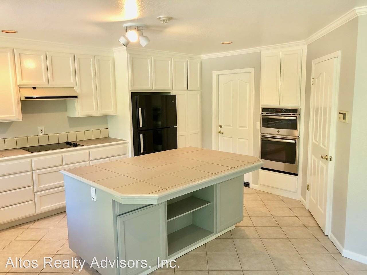 1026 Solana Dr - Photo 3 of 17