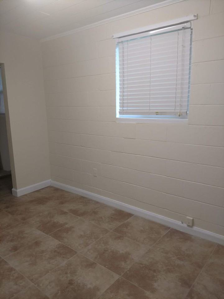 1014 Ne 10th Place - Photo 3 of 11