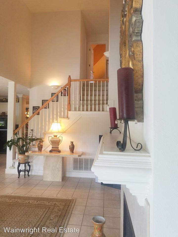 2521 Greystone St - Photo 3 of 22