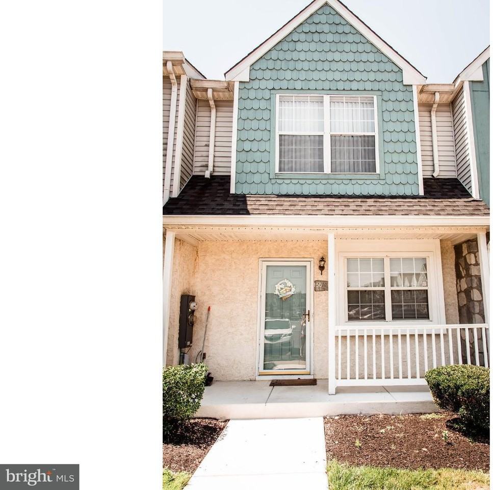 1011 Hillsboro Ct - Photo 2 of 13