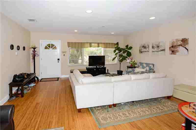 1011 SE 11th Ct - Photo 3 of 17