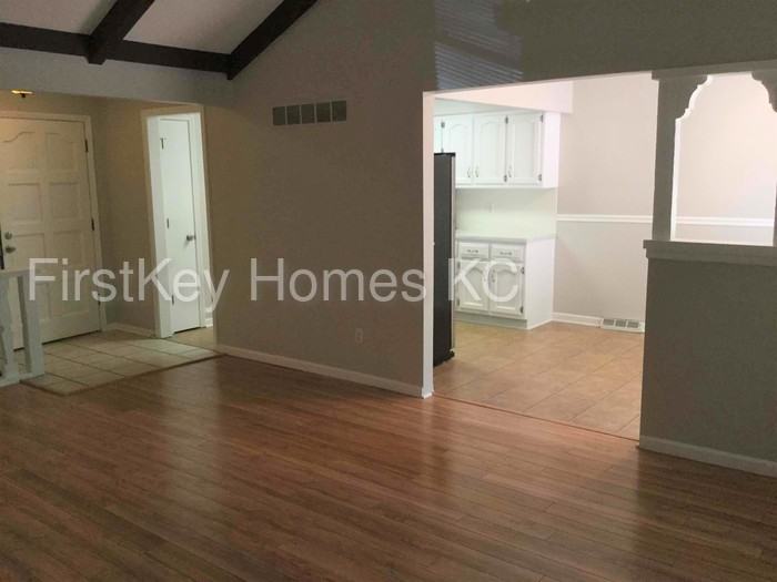 208 SW Castlerock - Photo 3 of 24