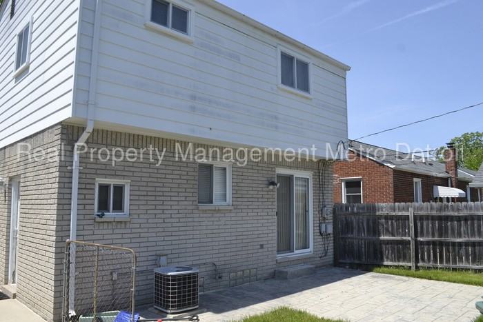 14355 Trenton Rd - Photo 3 of 27