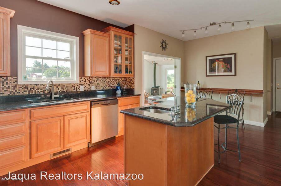 22516 Vineyard Cir - Photo 2 of 21