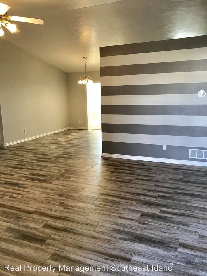 4684 102 N - Photo 3 of 26