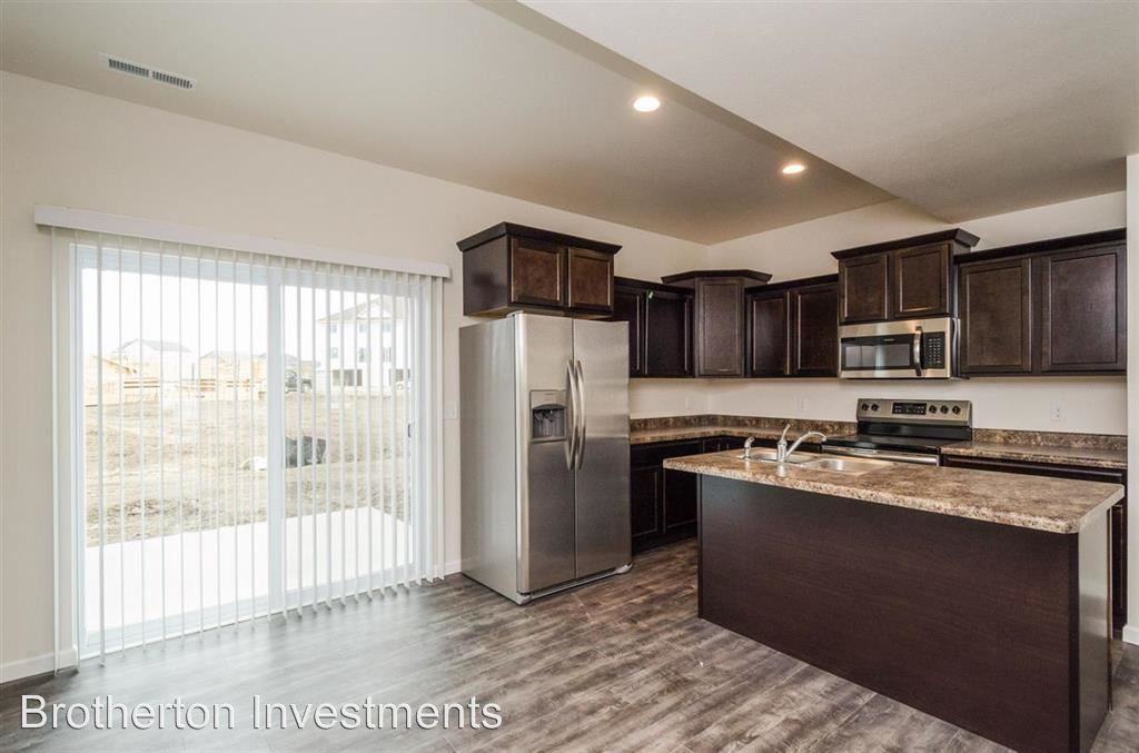 1215 Ronald Way - Photo 3 of 21