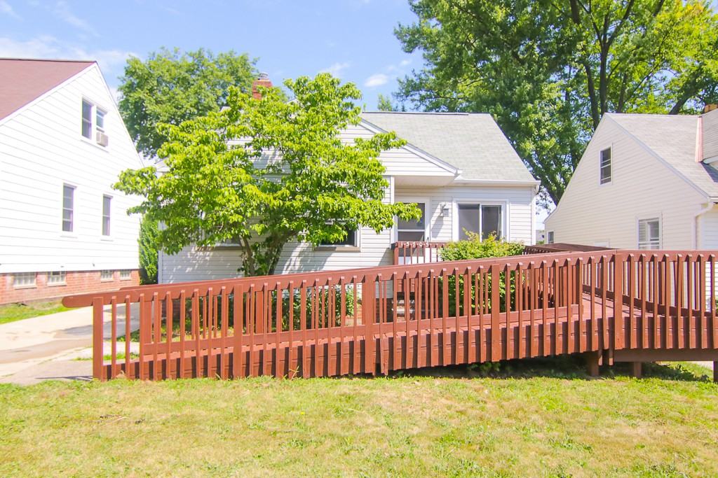 15705 Maplewood Ave - Photo 2 of 41