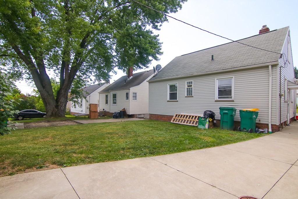 15705 Maplewood Ave - Photo 3 of 41