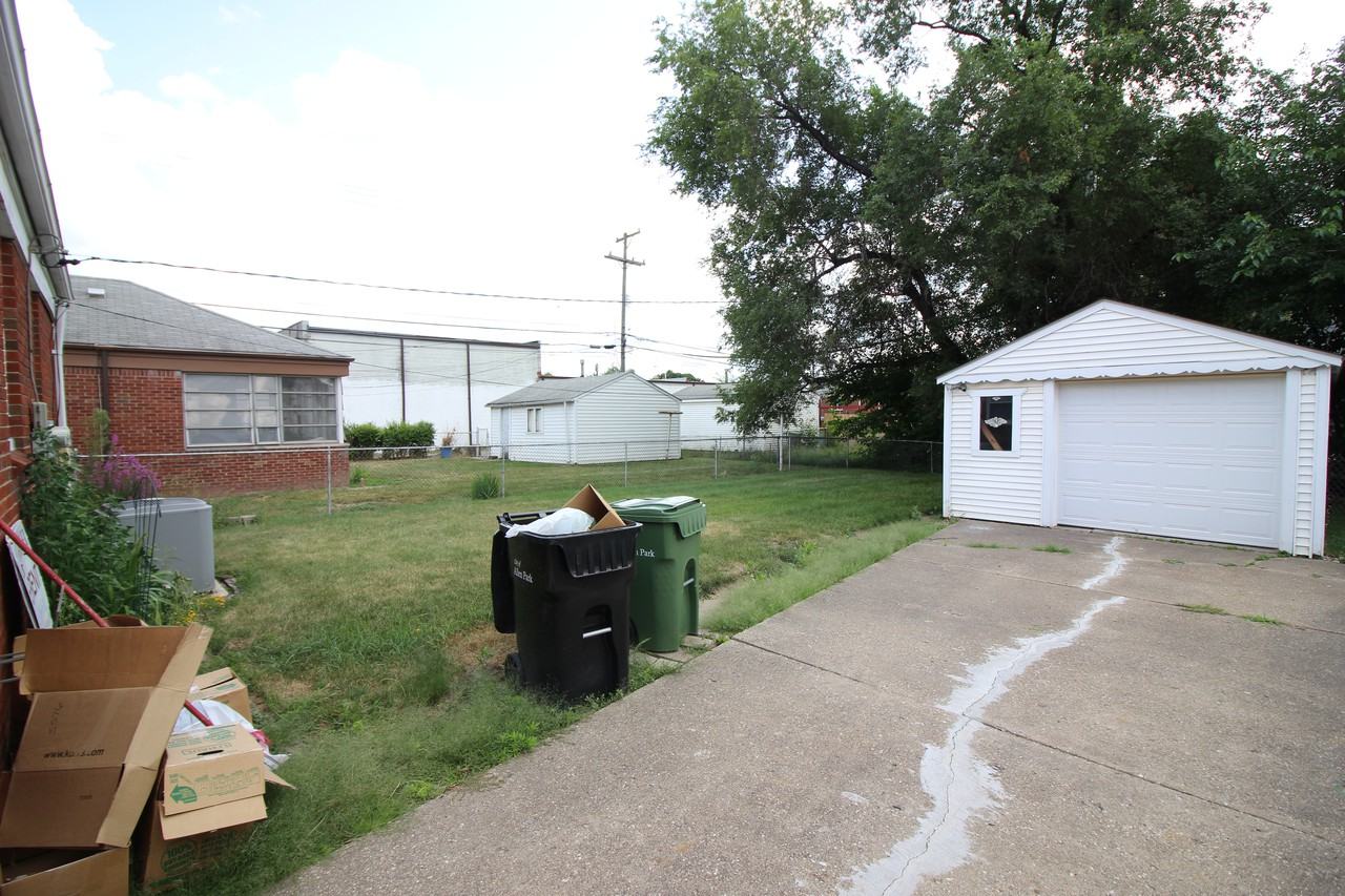 15539 Euclid Ave - Photo 2 of 14