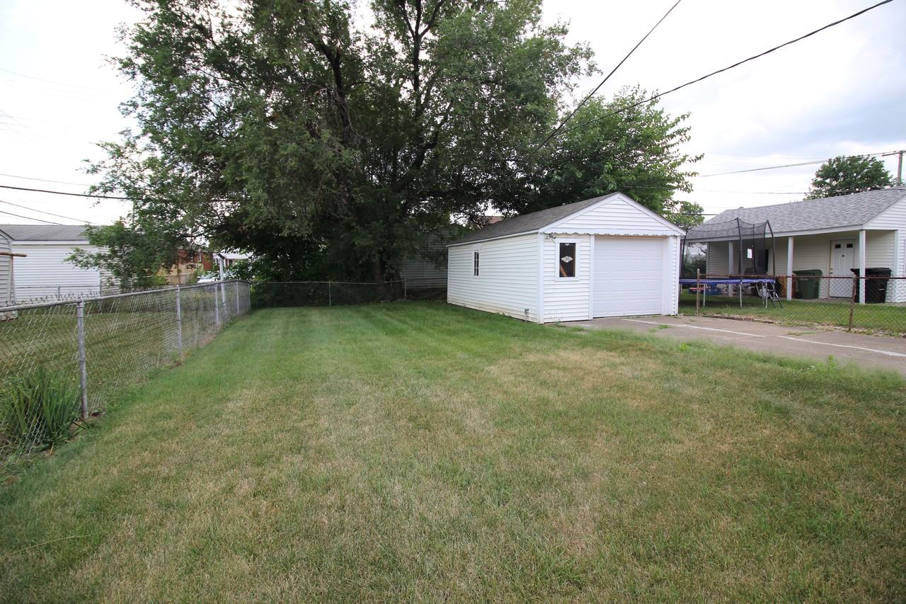 15539 Euclid Ave - Photo 3 of 14