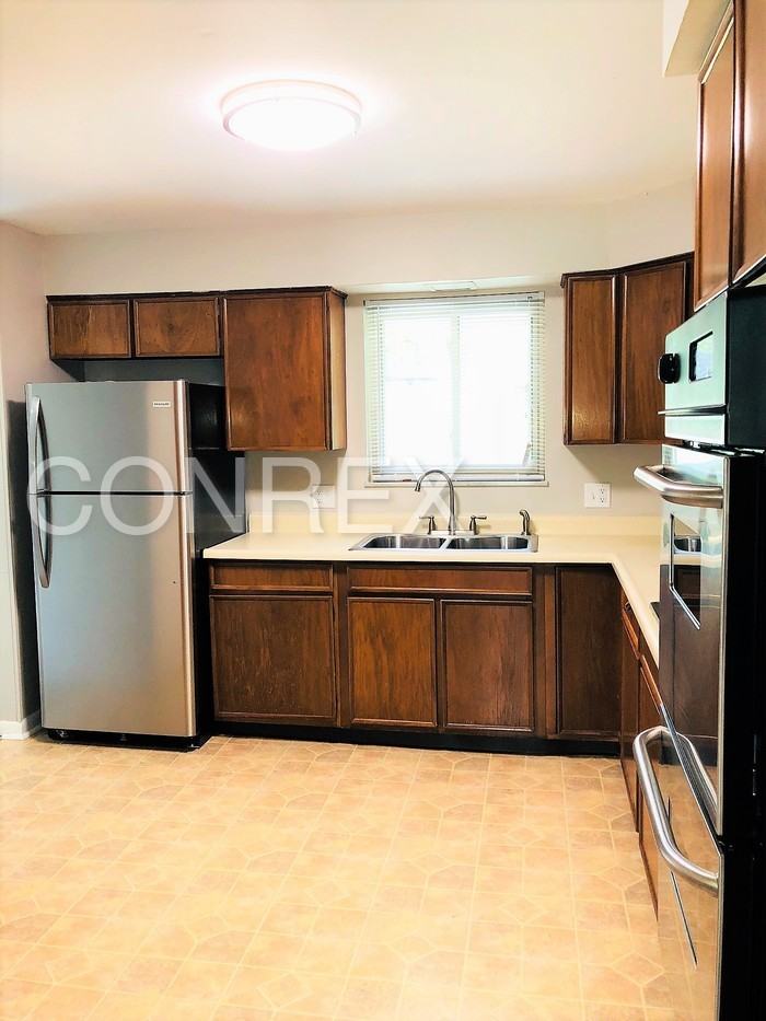 808 Creekside St - Photo 3 of 6