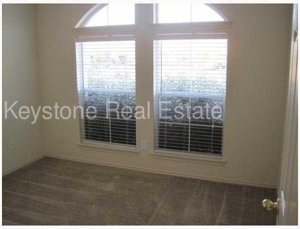 1119 Whitley Dr - Photo 3 of 19