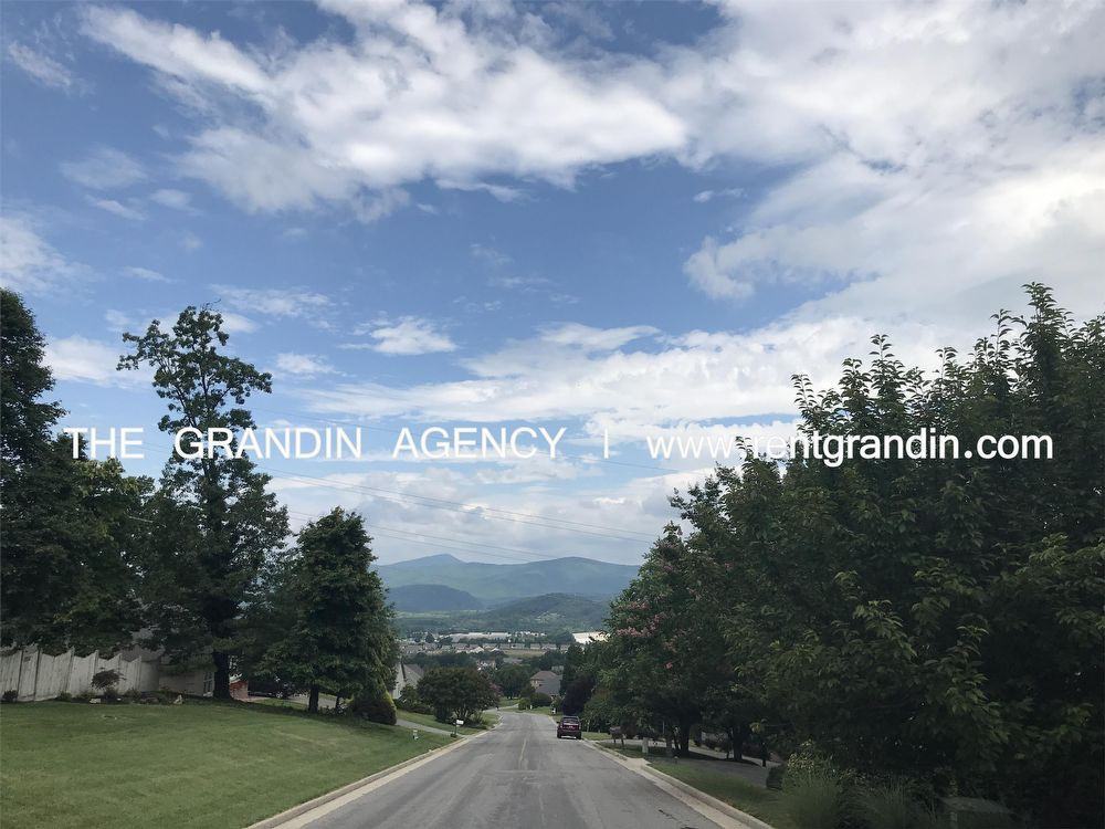 885 Highland Dr - Photo 2 of 39