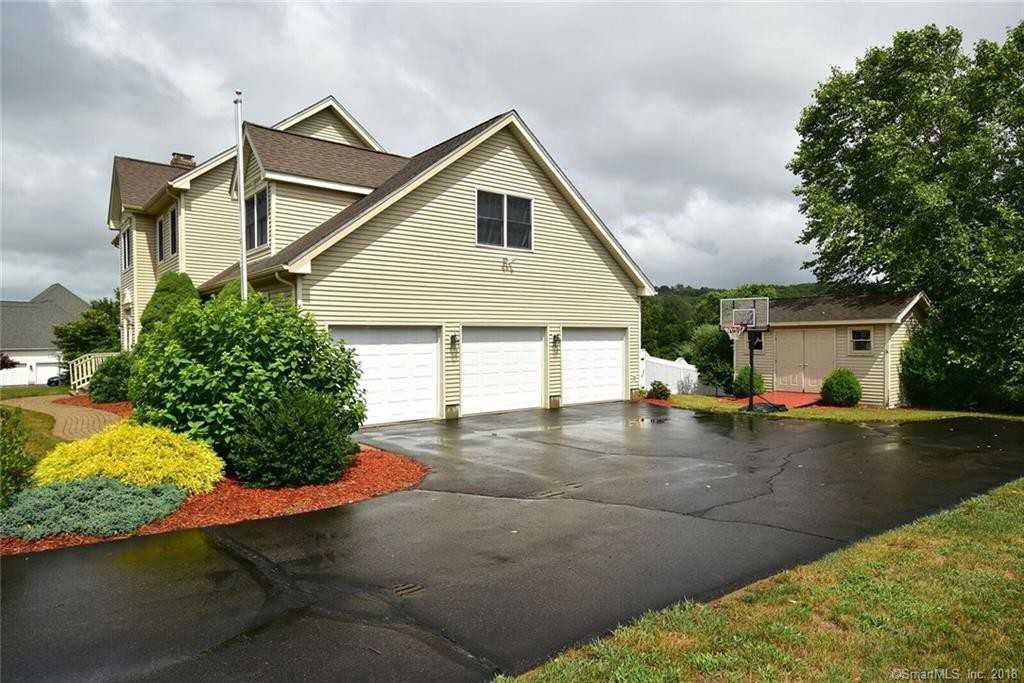 29 Farmbrook Dr - Photo 2 of 20