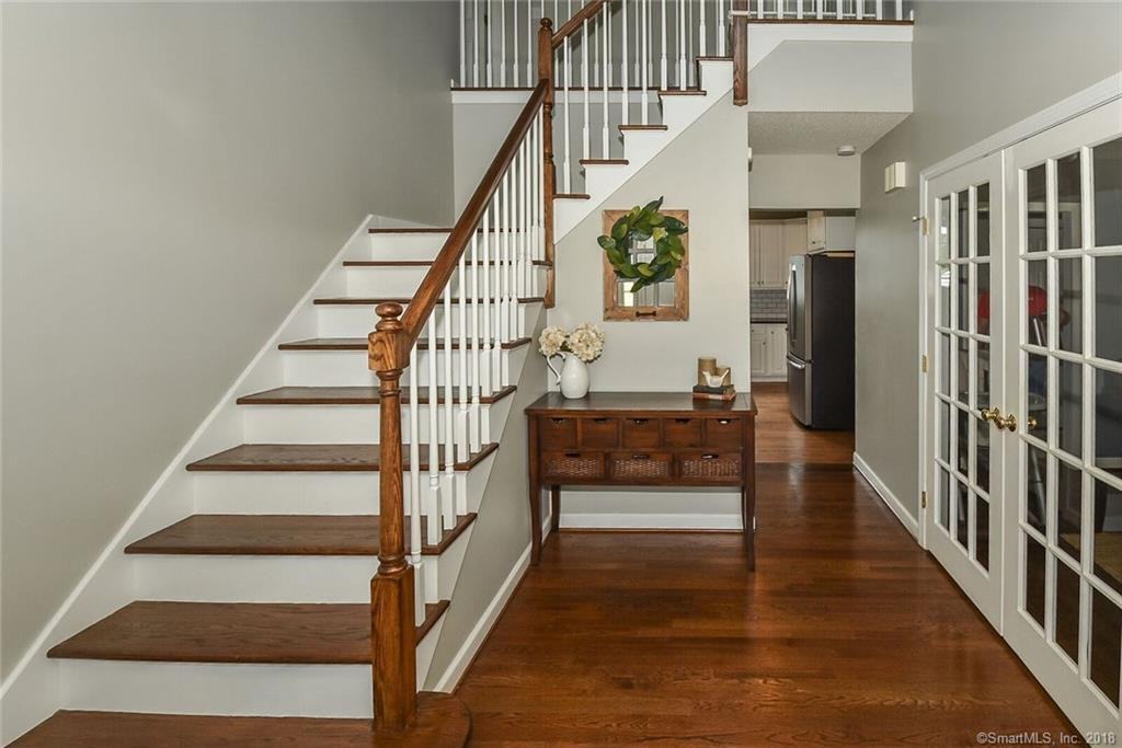 29 Farmbrook Dr - Photo 3 of 20