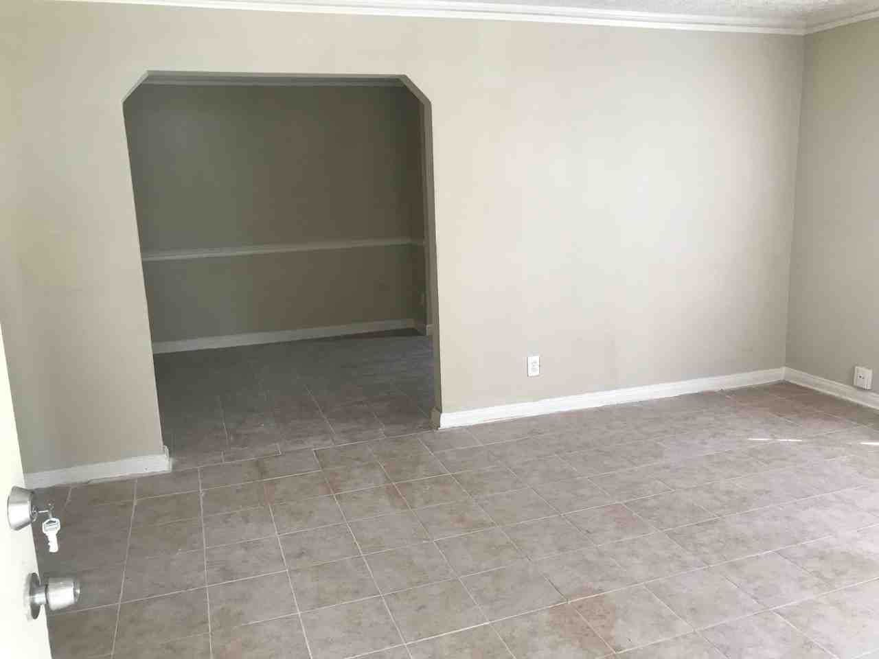 1002 E Walthal Cir - Photo 3 of 10