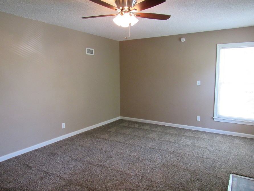 5035 Glenside Dr - Photo 3 of 19