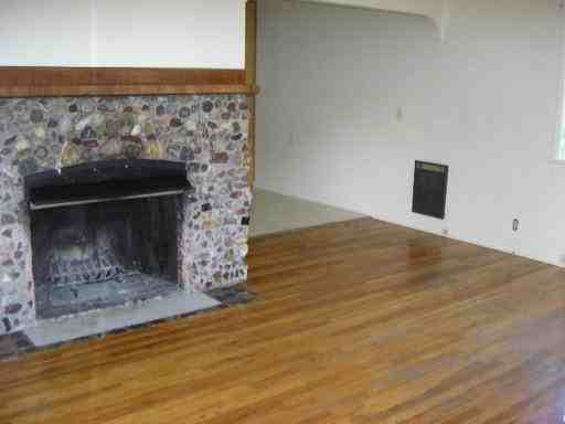 675 NE Waite St - Photo 3 of 13