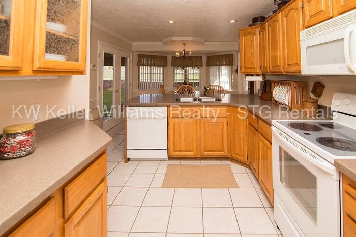 2919 Ebony Cir - Photo 3 of 36