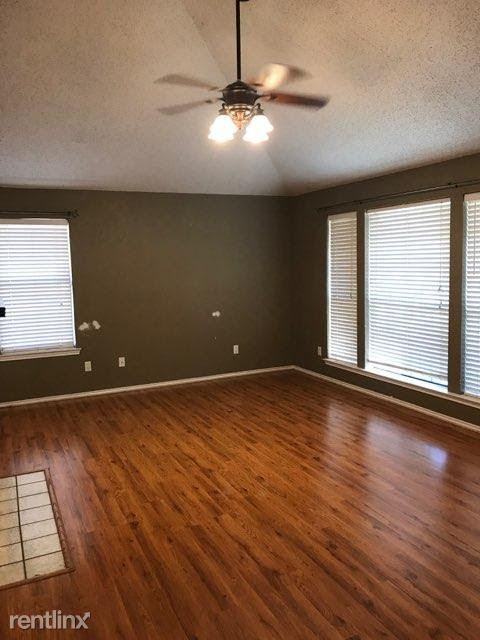 1411 Petunia Dr - Photo 3 of 9