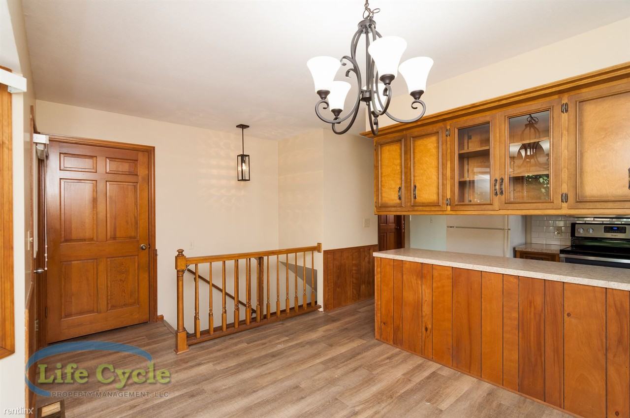 1009 Village Ln - Photo 3 of 14