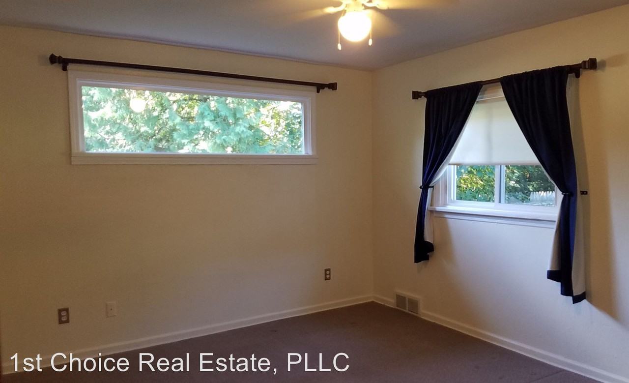 930 Narcissus Dr - Photo 3 of 9