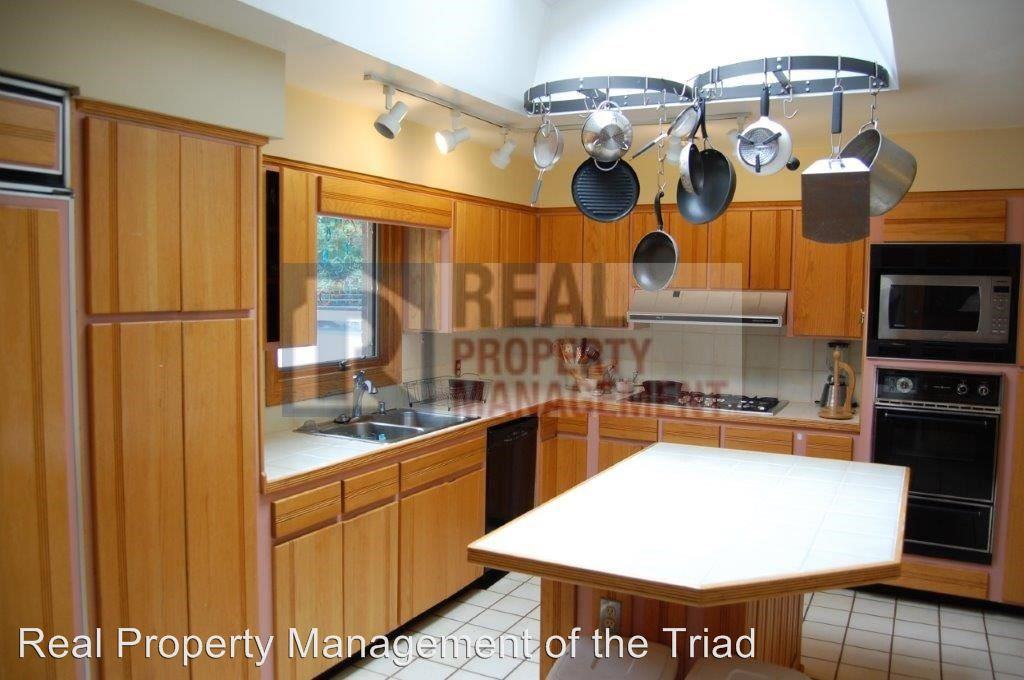 1213 Onslow Dr - Photo 2 of 27