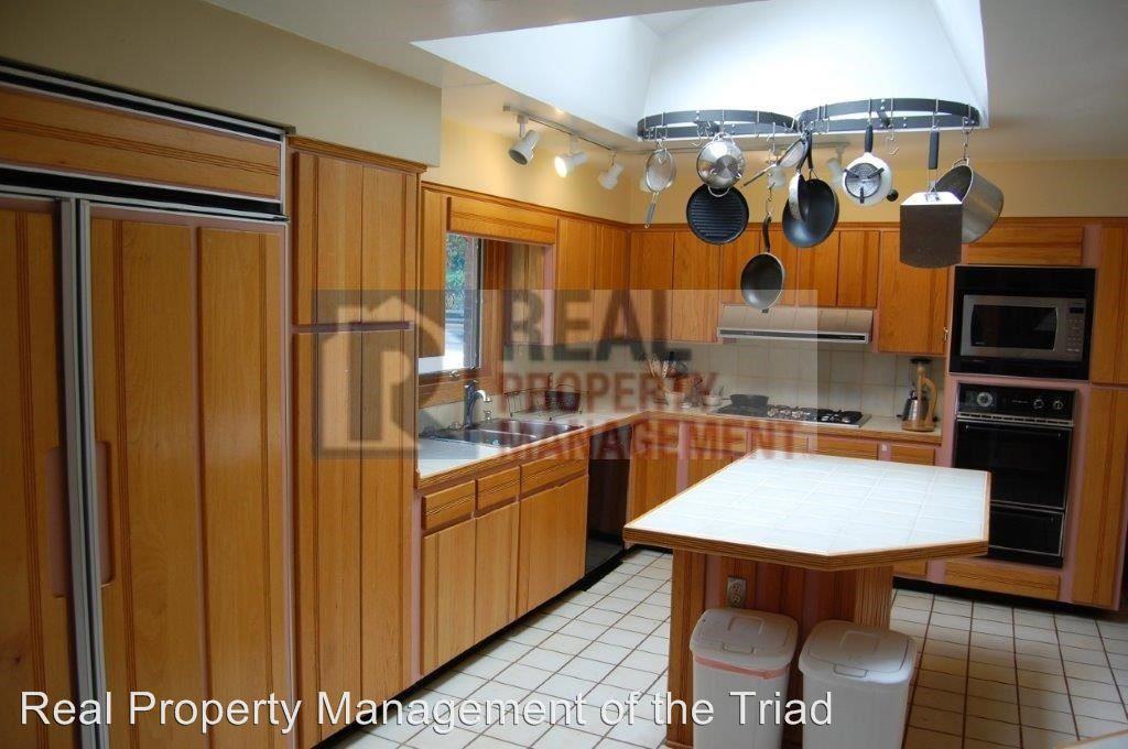 1213 Onslow Dr - Photo 3 of 27