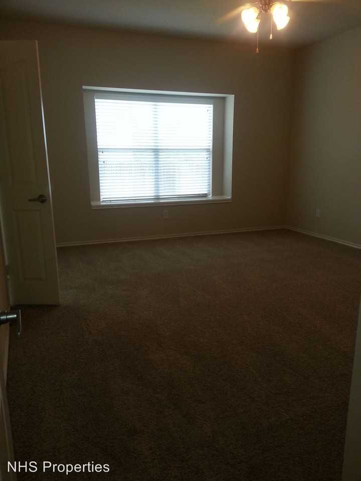 10621 Fossil Hill Dr - Photo 2 of 6