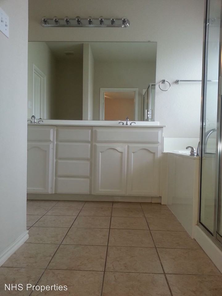 10621 Fossil Hill Dr - Photo 3 of 6