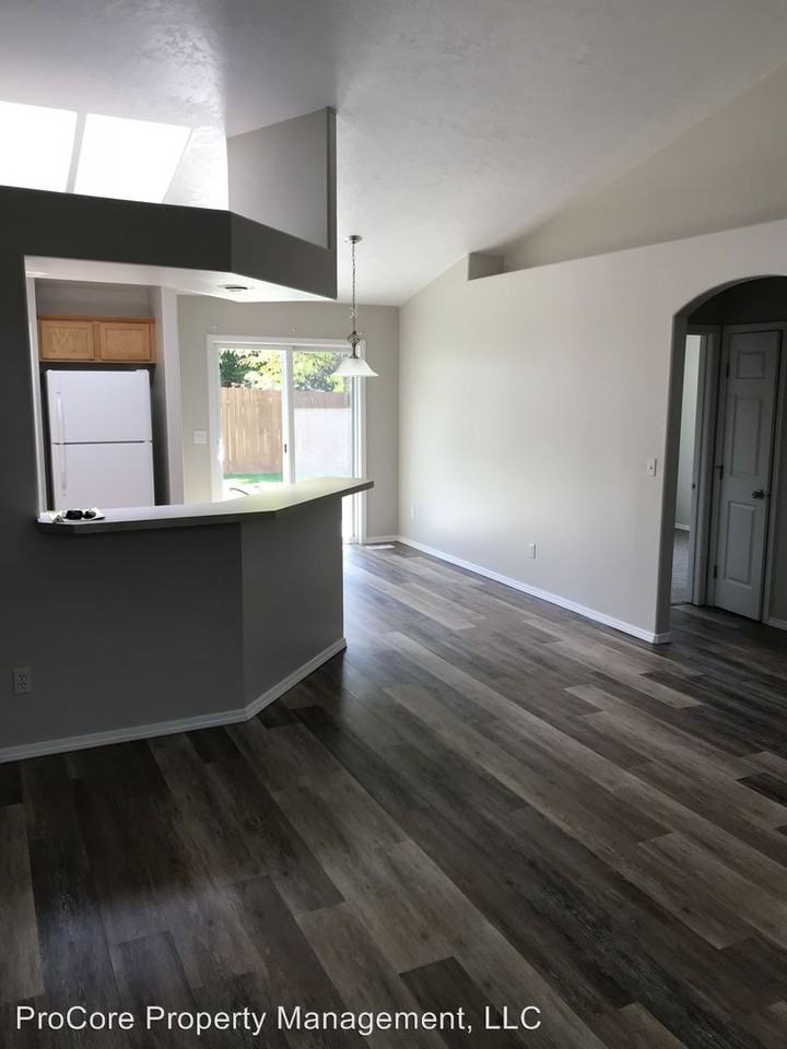 3184 S Avondale Ave - Photo 3 of 8