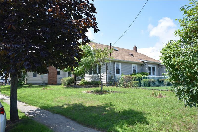 2737 Beltagh Ave - Photo 3 of 13