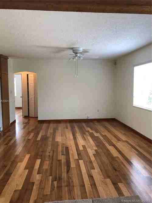 61 Carlisle Dr - Photo 3 of 8