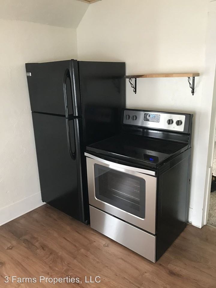 136 1/2 S Hopkins Street - Photo 2 of 6