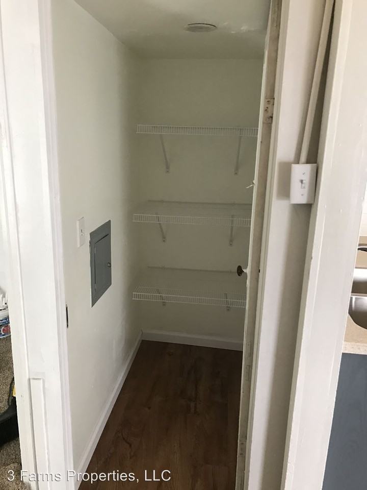 136 1/2 S Hopkins Street - Photo 3 of 6