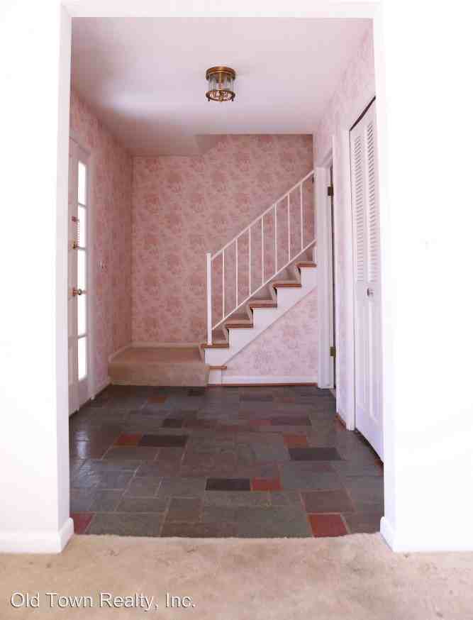 2059 Ascot Rd - Photo 2 of 13