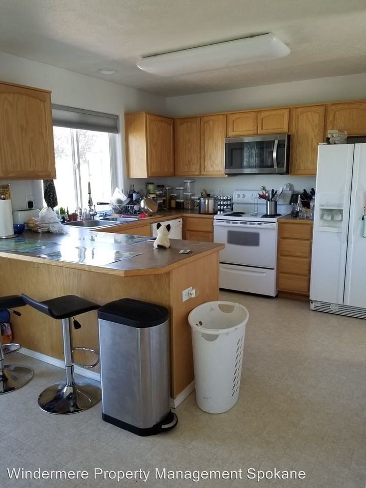 1114 Fox Ridge Rd - Photo 2 of 14