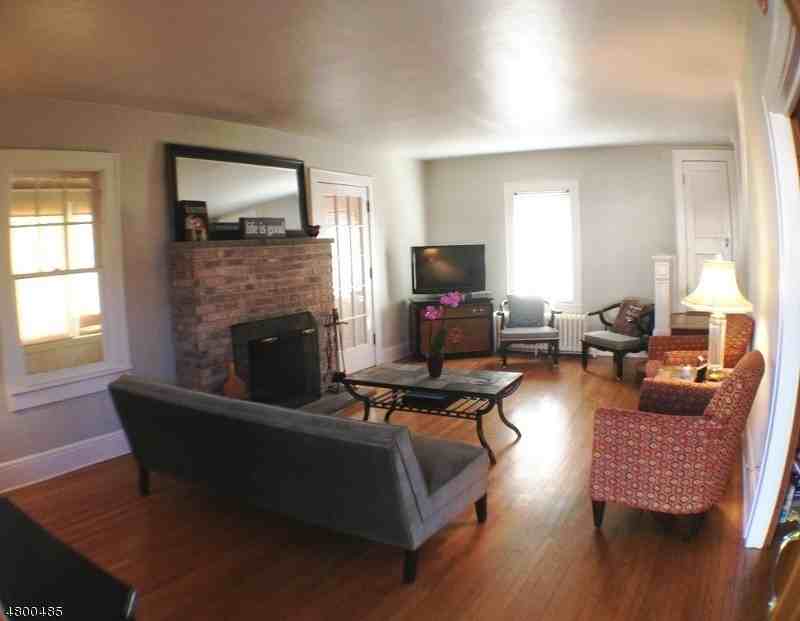 139 Sandford Ave - Photo 3 of 17